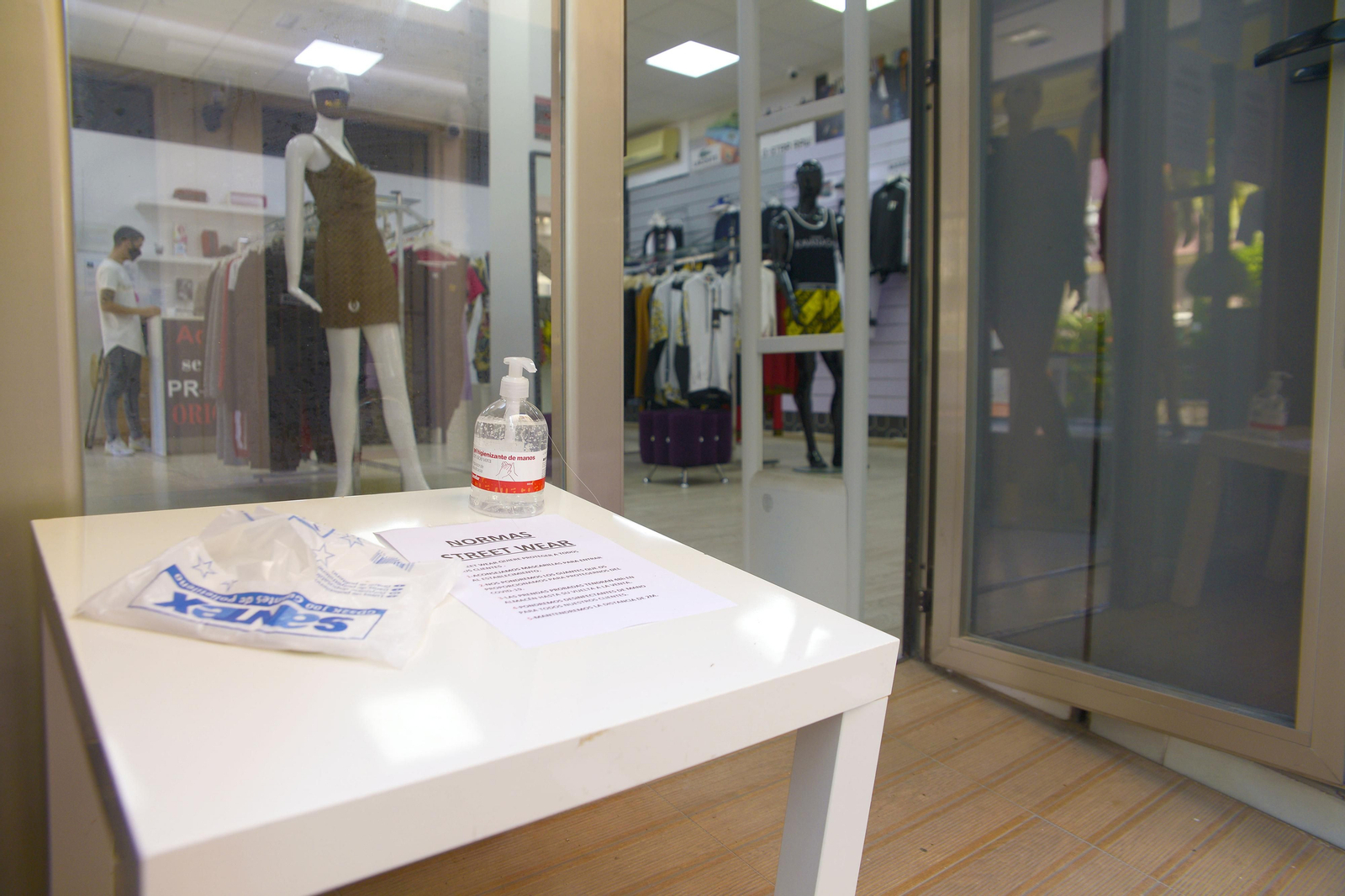 Gel hidroalcohólico, a la entrada de una tienda en La Línea.