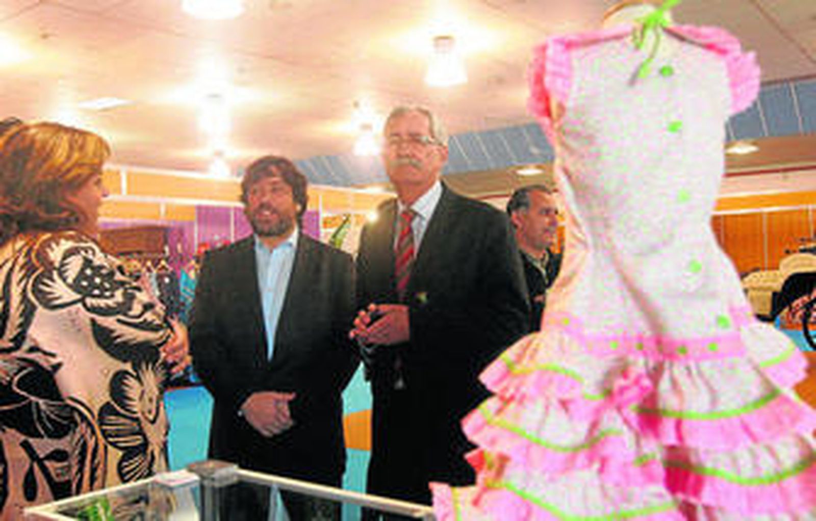 Las autoridades y el gerente de Expoalia supervisan la muestra comercial, ayer.