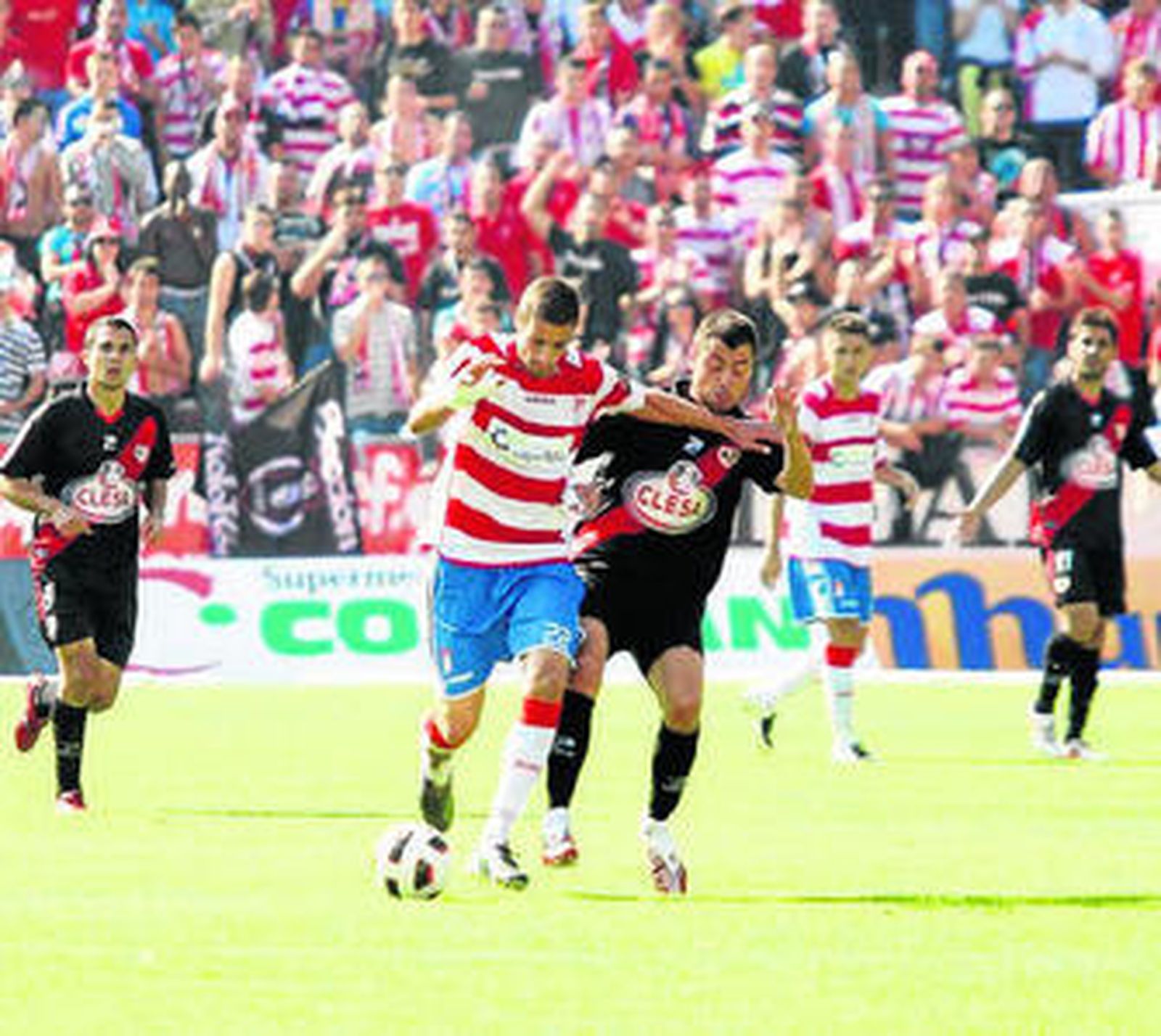 Javi Fuego pugna con Geijo durante el partido Granada-Rayo.
