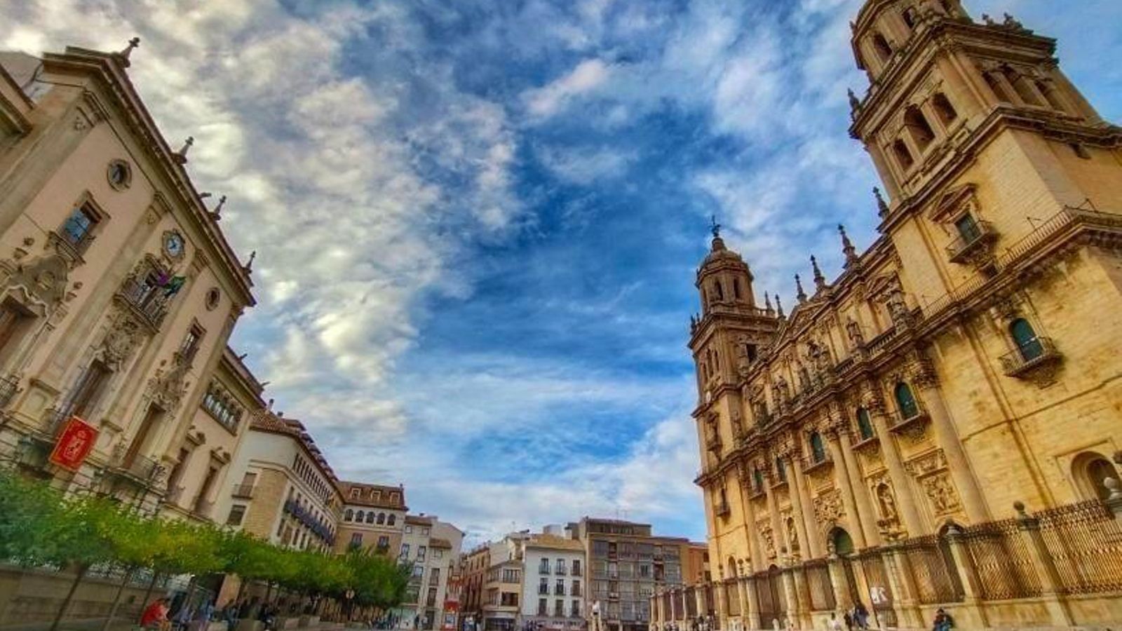 Plaza de Santa María de Jaén y fachada de la catedral.