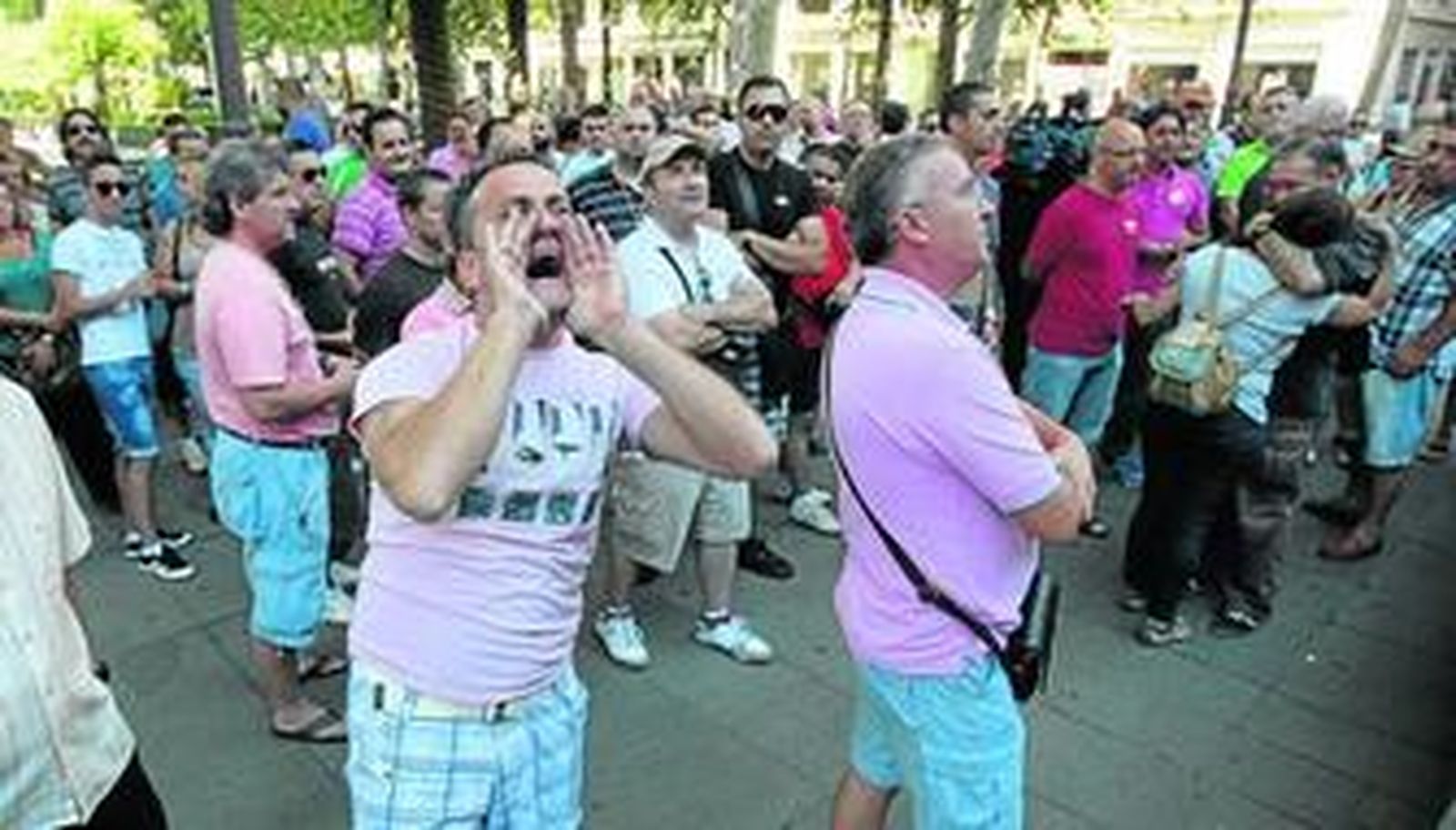 Un momento de la manifestación de la plantilla de Mercasevilla, ayer, frente al Ayuntamiento.