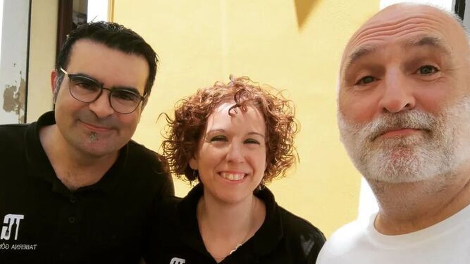 José Andrés no dudó en posar con el equipo de La Taberna Góngora a las puertas del establecimiento