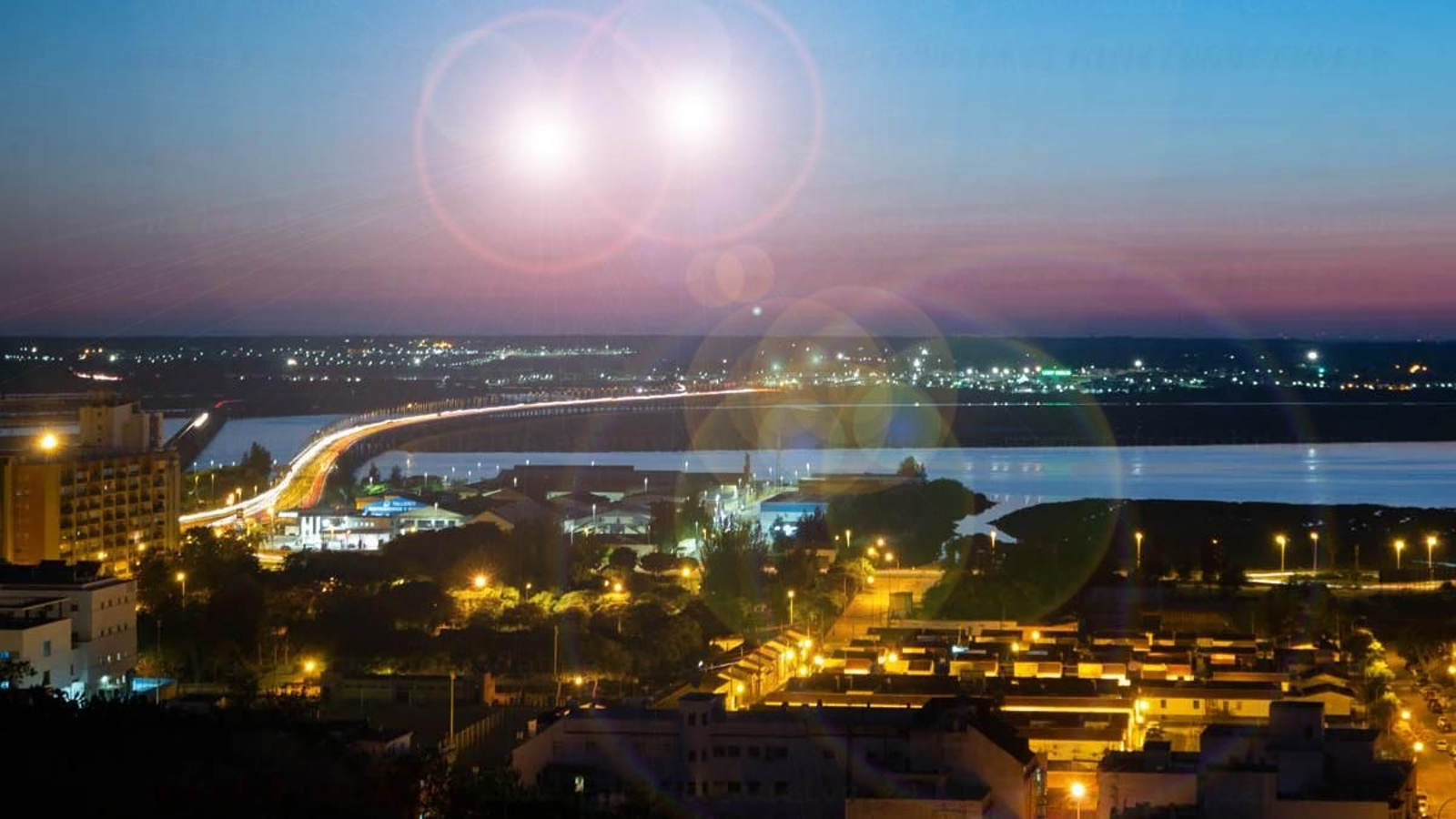 Vista aérea de Huelva con puntos de luz en el cielo.