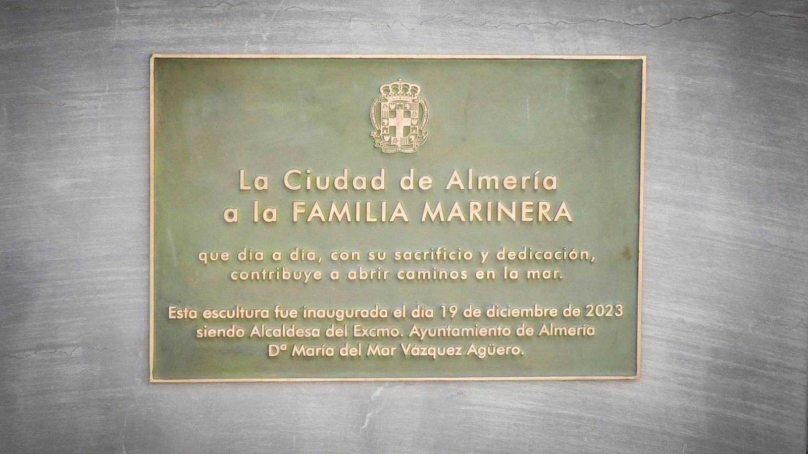 La placa conmemorativa que luce la peana