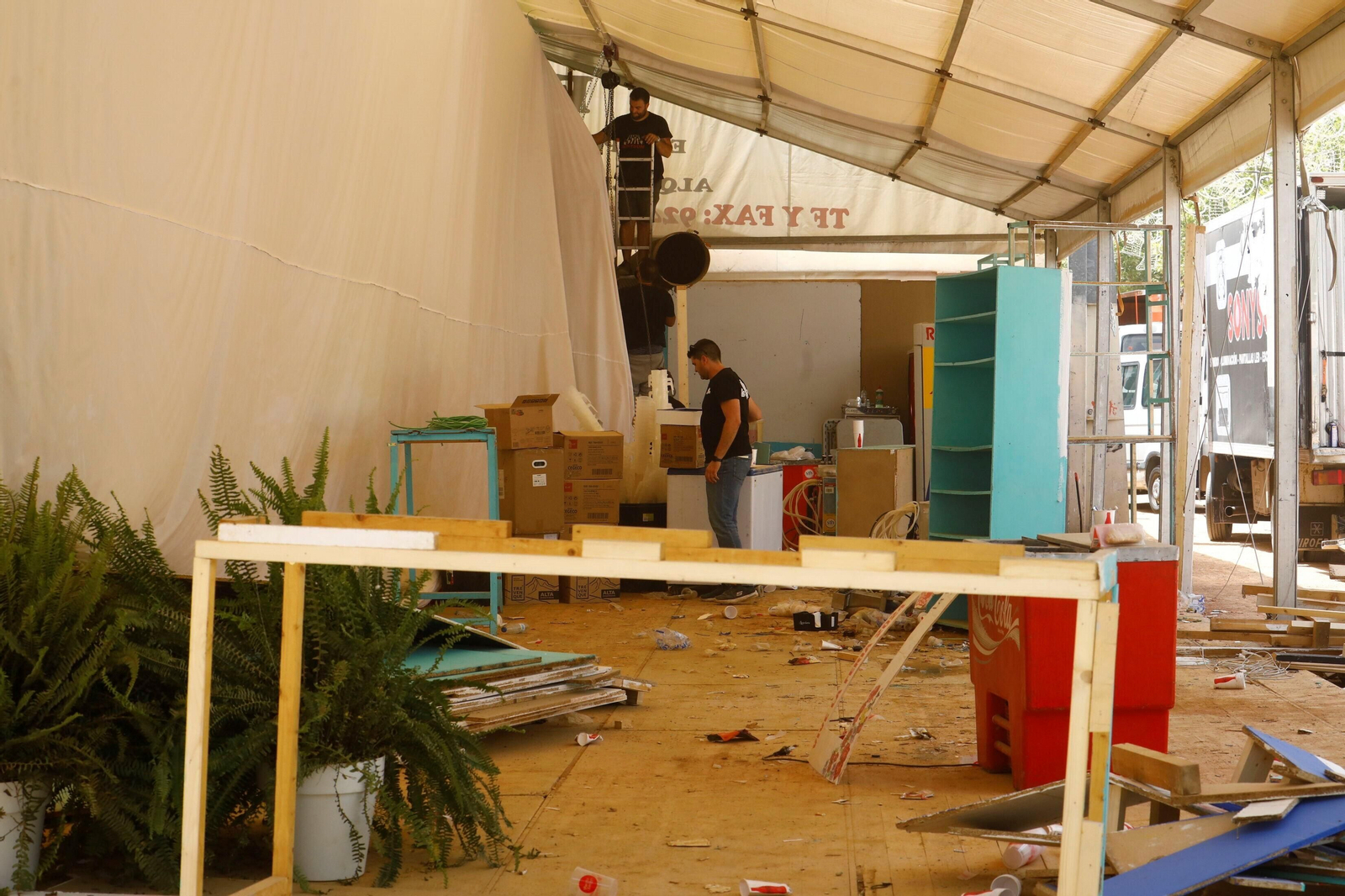 El desmontaje de las casetas de la Feria de Córdoba en El Arenal, en imágenes