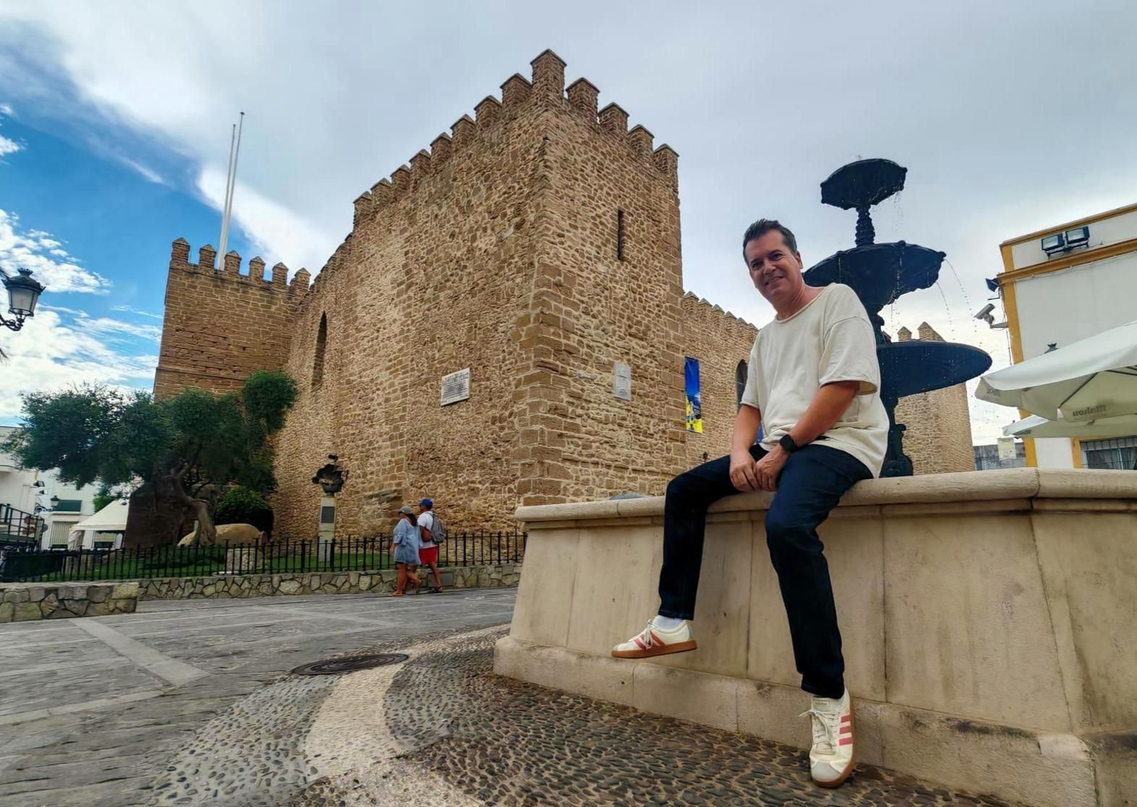 Wayne Jamison, con el emblemático Castillo de Luna de fondo. Wayne Jamison, con el emblemático Castillo de Luna de fondo.