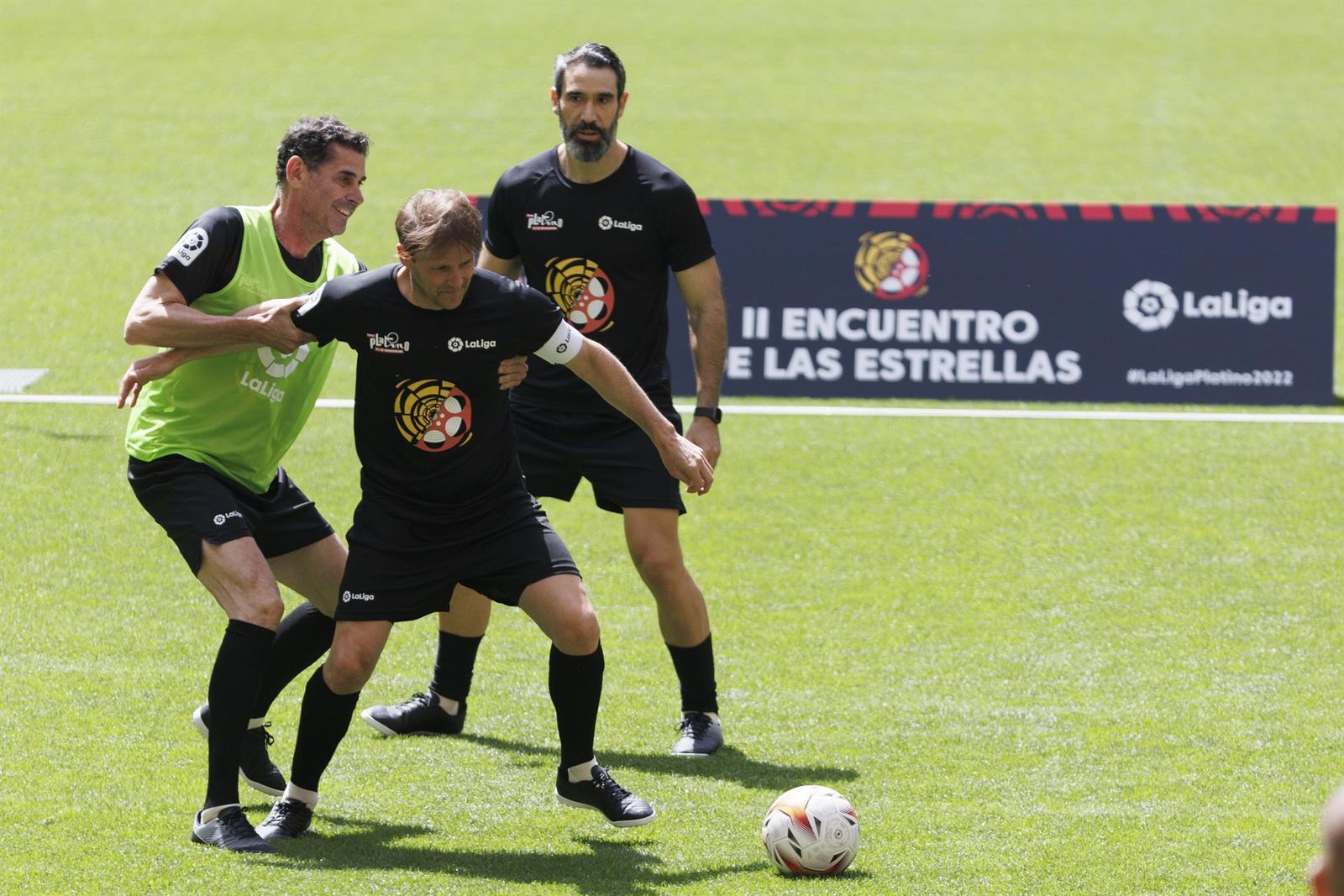 Los ex futbolistas Fernando Hierro , Gaizka Mendieta y Fernando Sanz