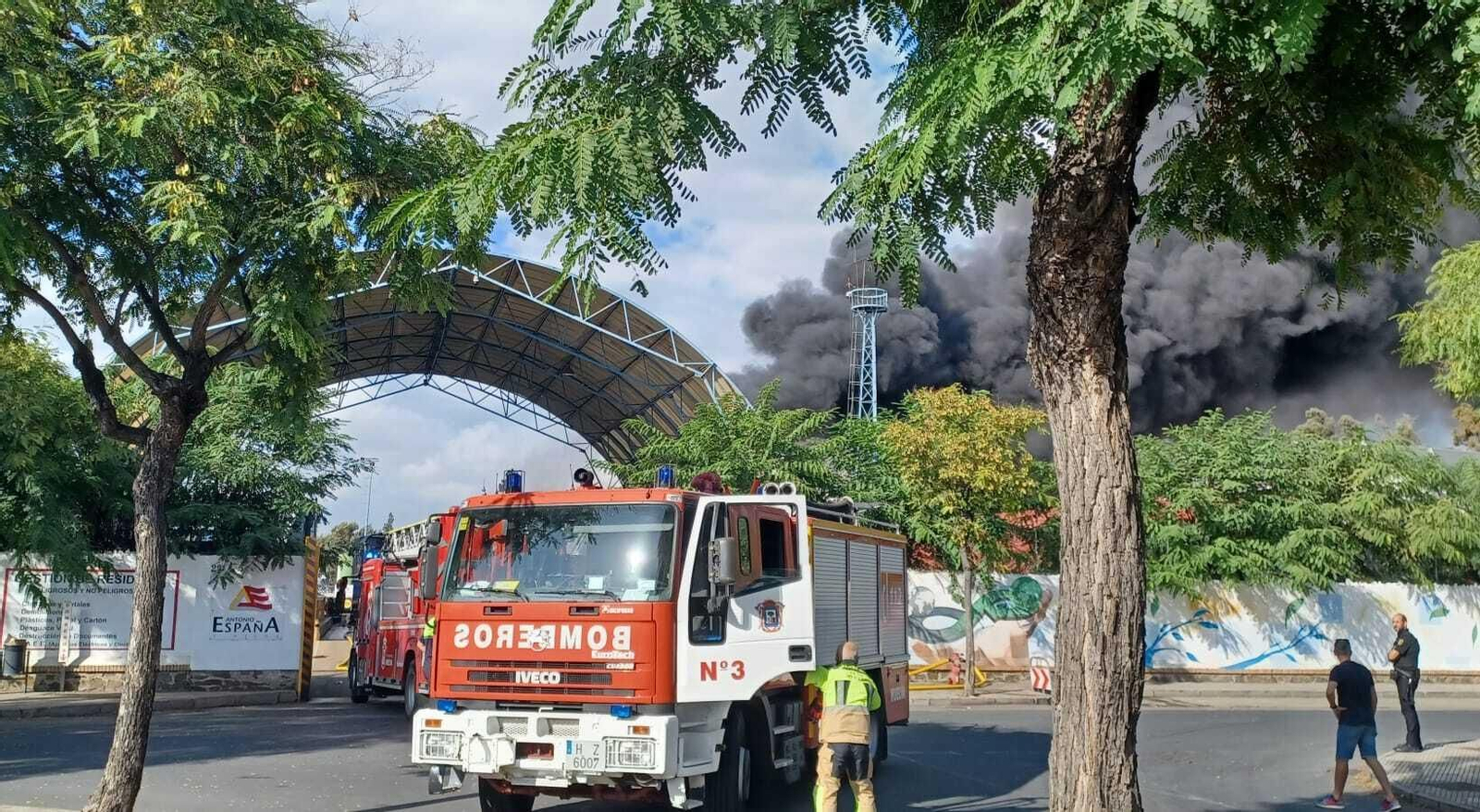 Las imágenes del incendio en la nave de Antonio España Gestión de Residuos.