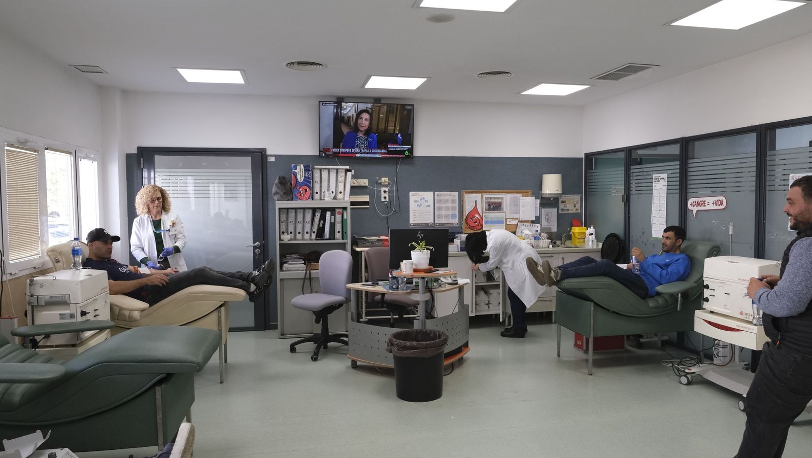 Haz una buena obra y dona sangre, te esperan en el Hospital Torrecárdenas, en imágenes