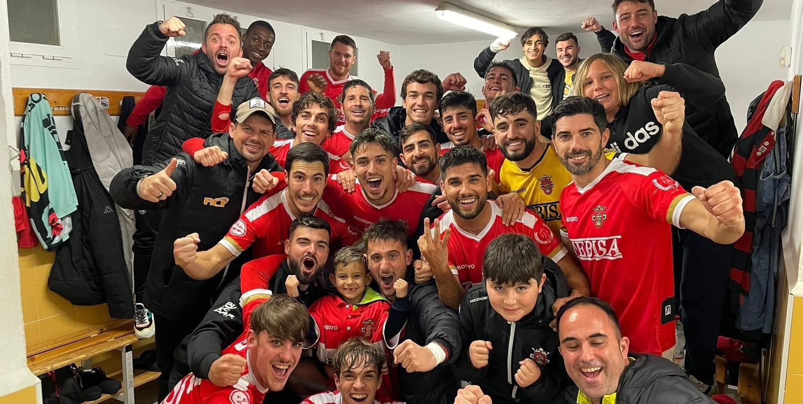 Los jugadores del Atlético Espeleño celebran en el vestuario su victoria ante el Pozoblanco. Los jugadores del Atlético Espeleño celebran en el vestuario su victoria ante el Pozoblanco.