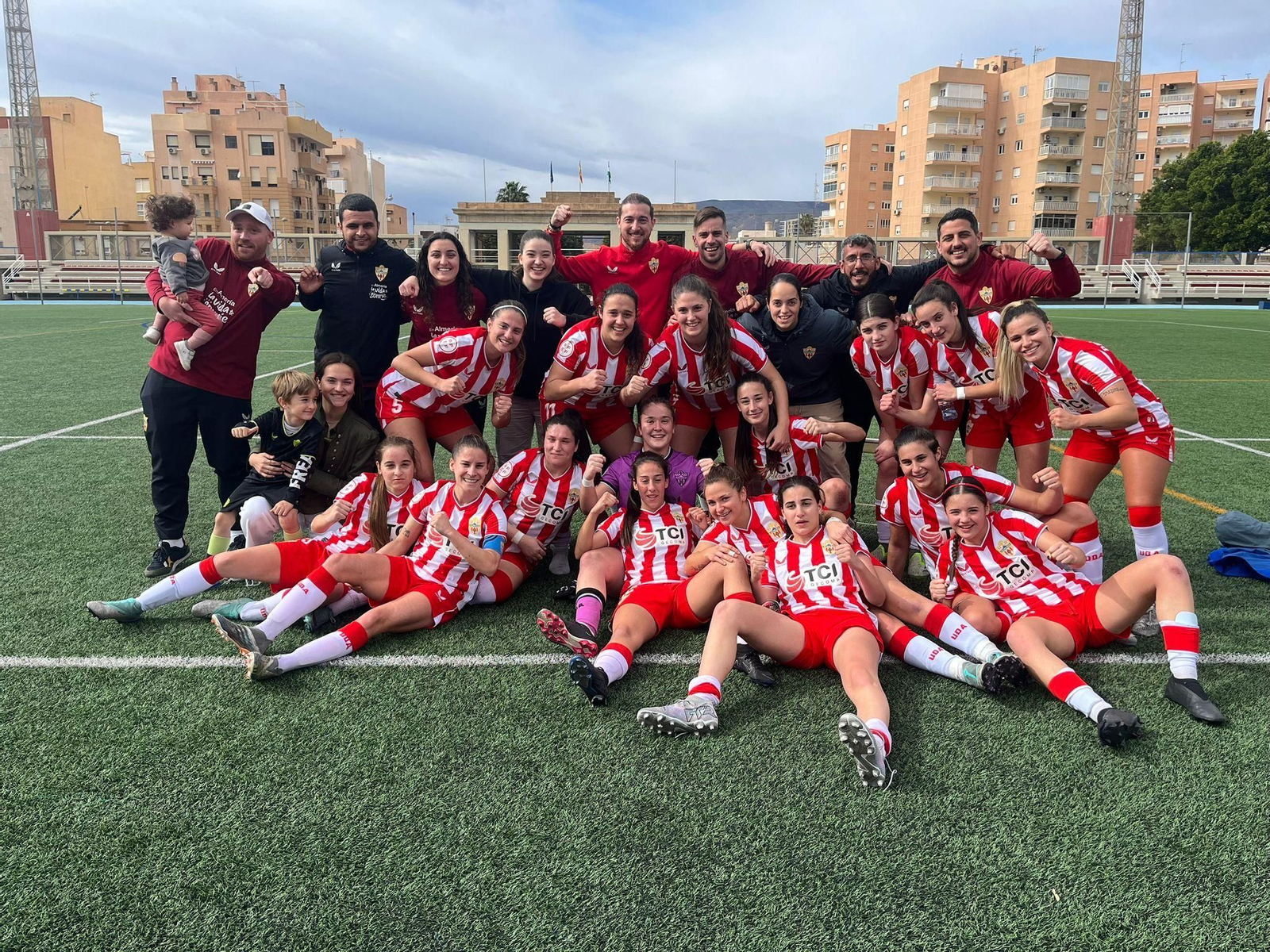 Las rojiblancas celebran sobre el terreno de juego su victoria sobre el líder de la categoría.
