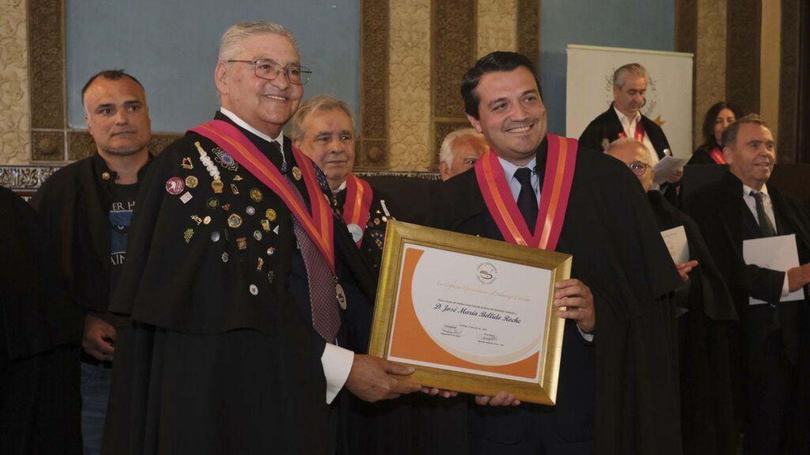 El Presidente, Miguel del Pino, posa junto al nuevo Cofrade de Honor, José María Bellido