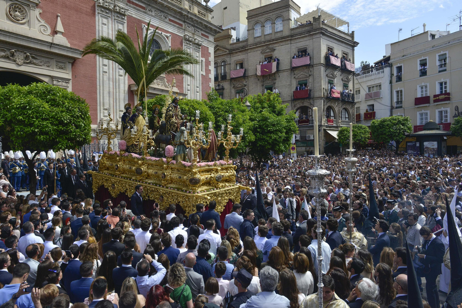 El misterio de la Borriquita saliendo del Salvador el Domingo de Ramos.
