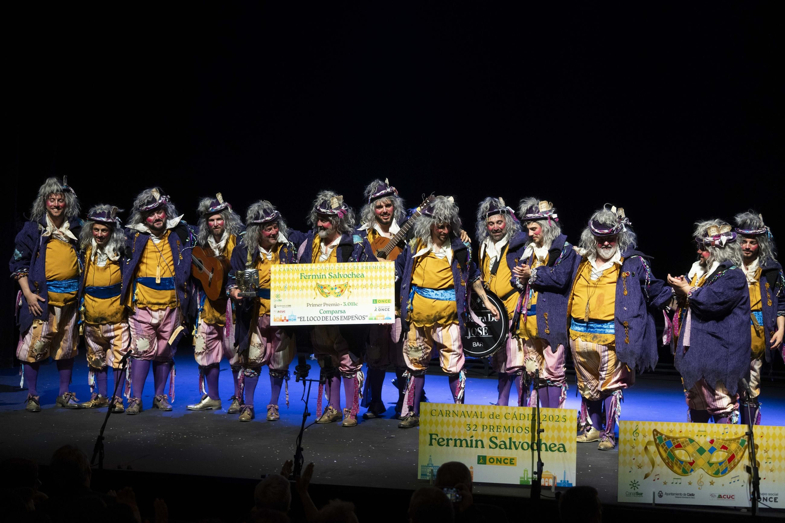 La comparsa ganadora de la edición de 2025, 'El loco de los empeños', recibiendo el premio.