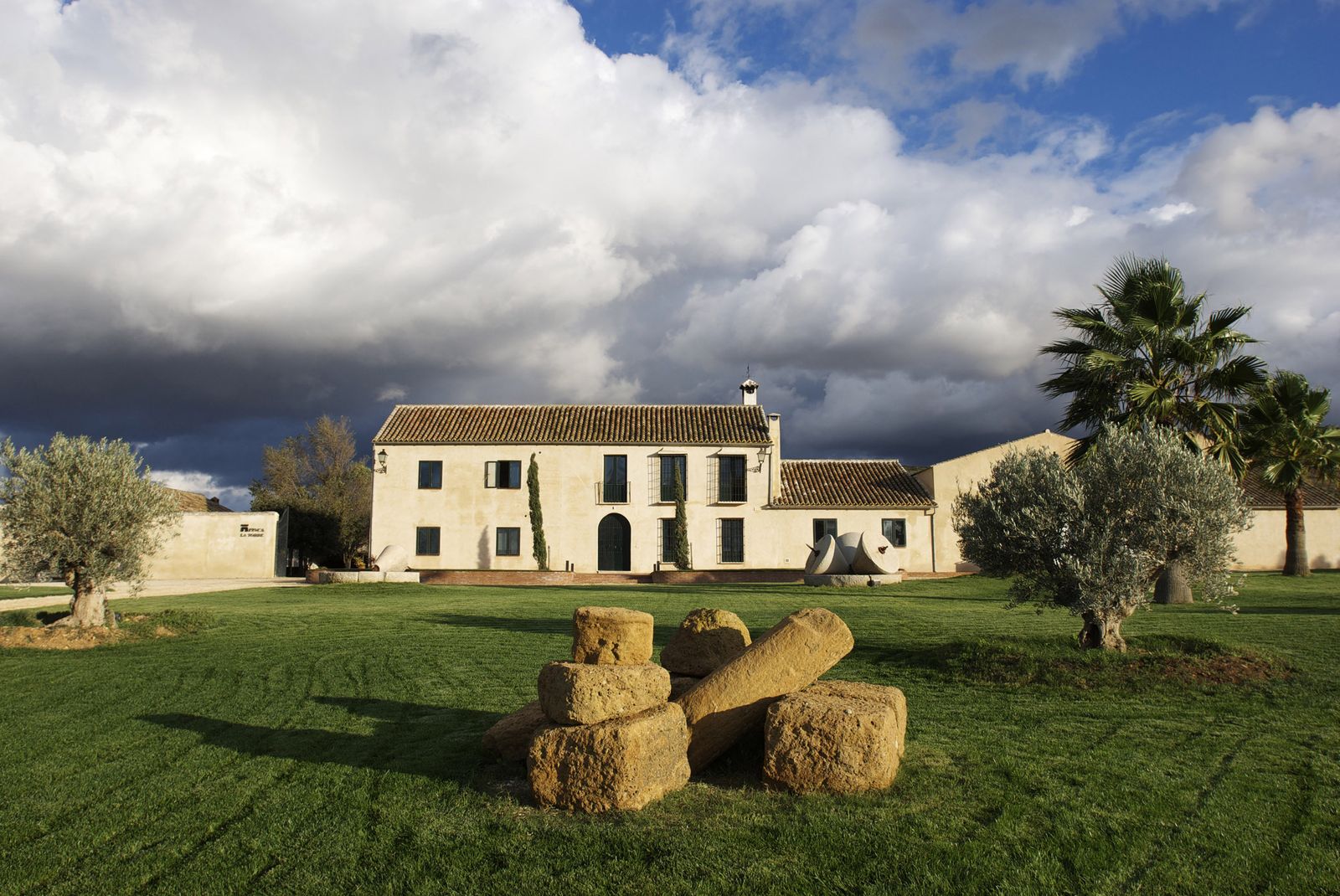 Instlaciones de Finca la Torre, situados en el anejo antequerano de Bobadilla.