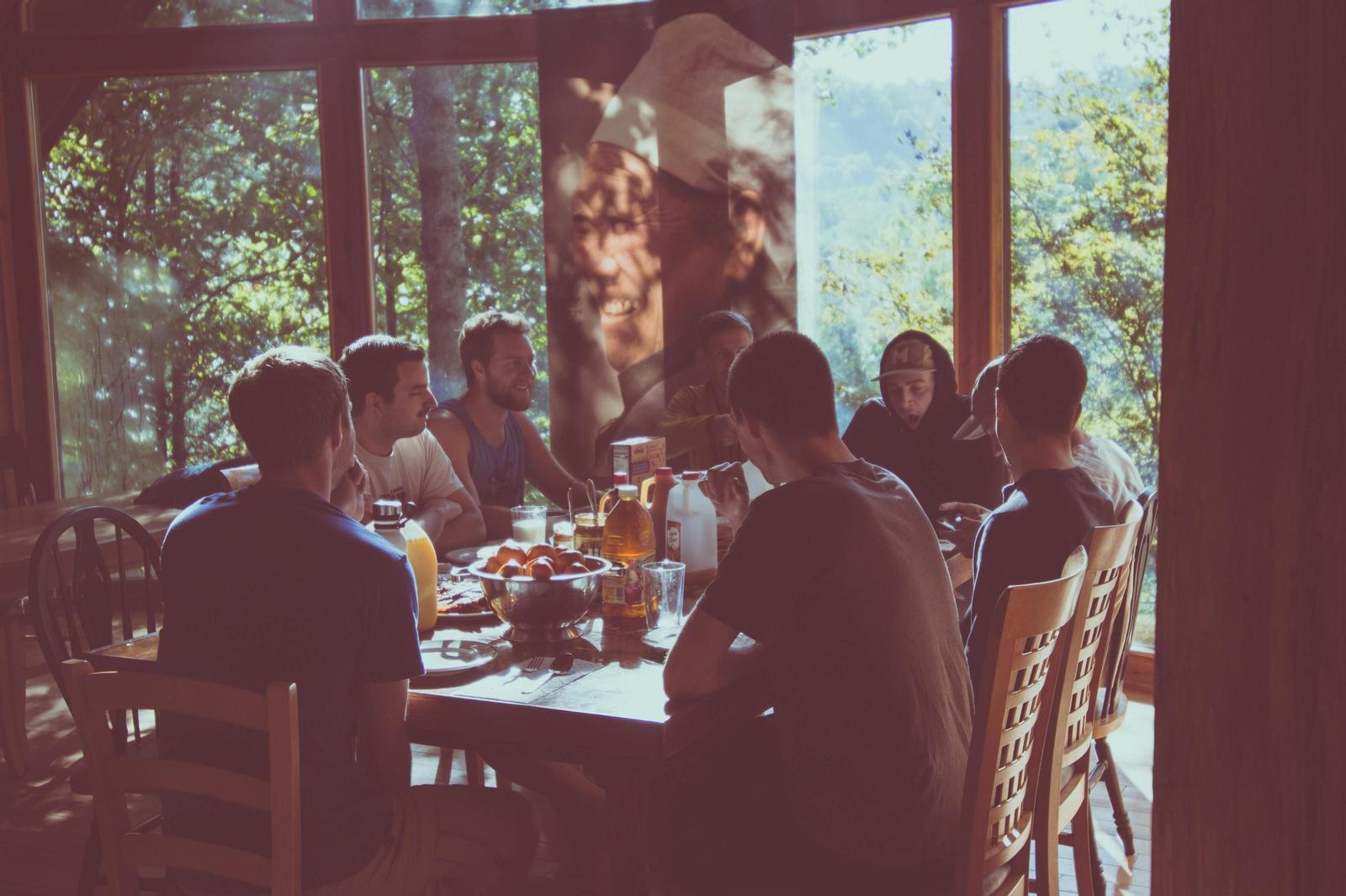 Personas disfrutando de una comida en una casa rural.