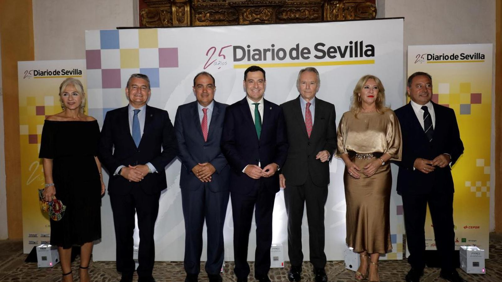 Los miembros del Gobierno andaluz junto al presidente del Grupo Joly en la celebración del 25 aniversario de Diario de Sevilla