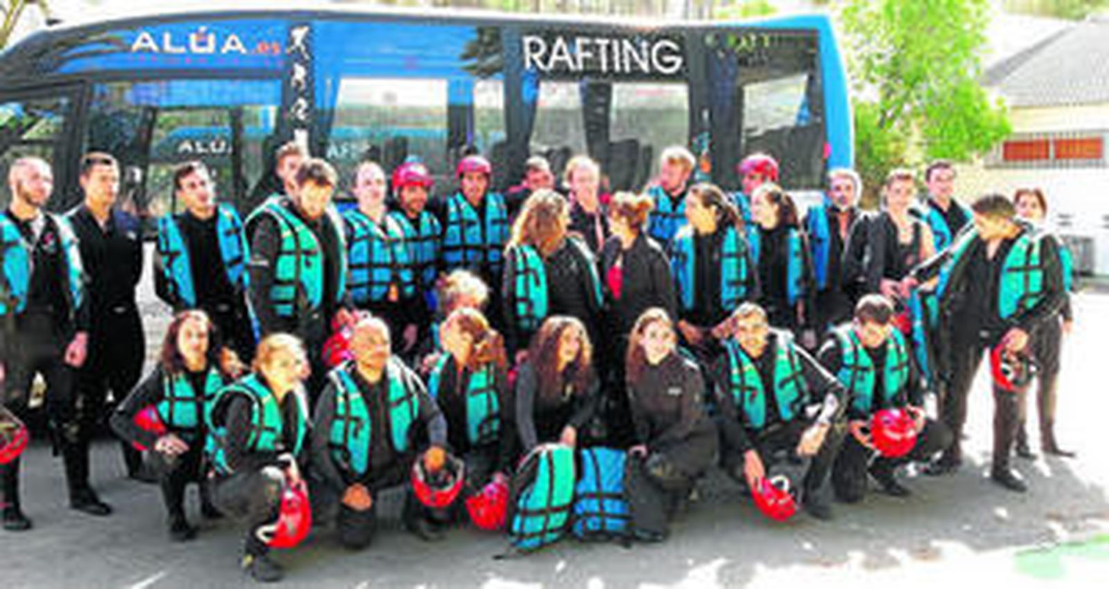 El grupo de la Universidad de Almería preparado para hacer Rafting descendiendo un tramo del Río Genil.