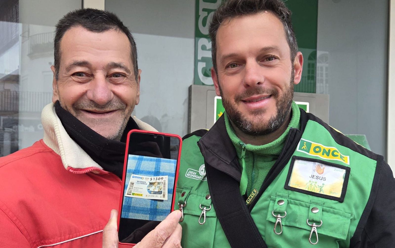 Jesús Álvarez, vendedor de la ONCE, con el acertante.