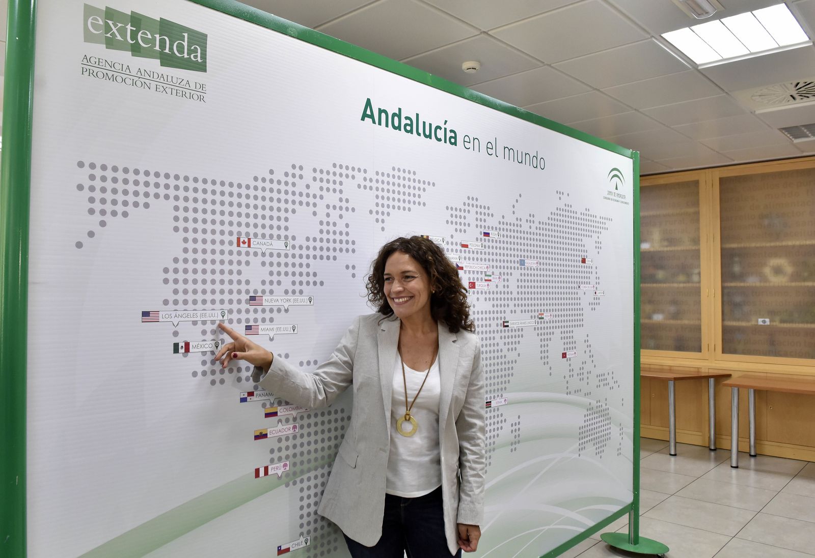 Lina Gálvez sitúa en el mapa la última oficina abierta de Extenda en Los Ángeles.