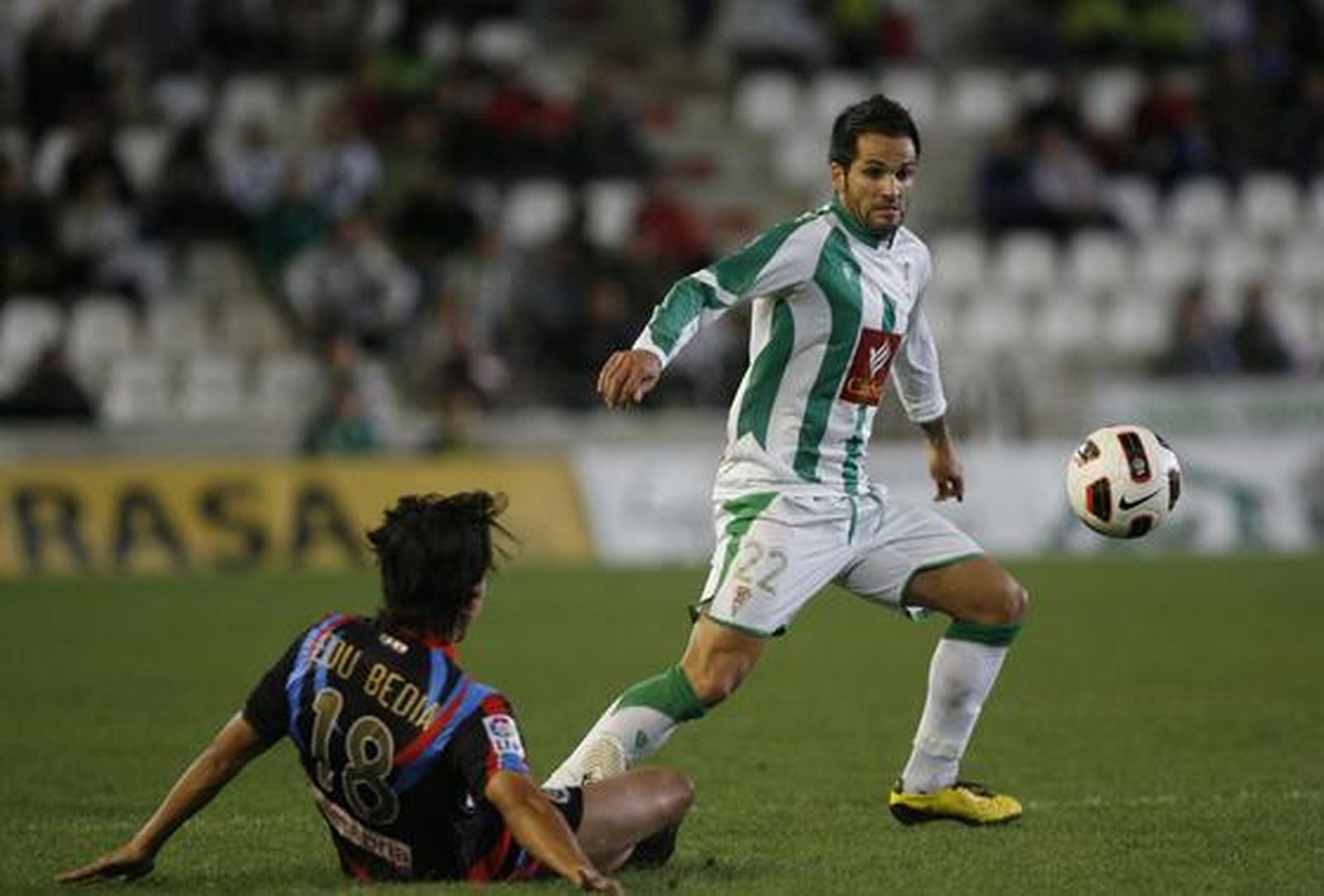 El Córdoba encarrila la clasificación para octavos de final de la Copa del Rey ante el Racing de Santander. / José Martínez