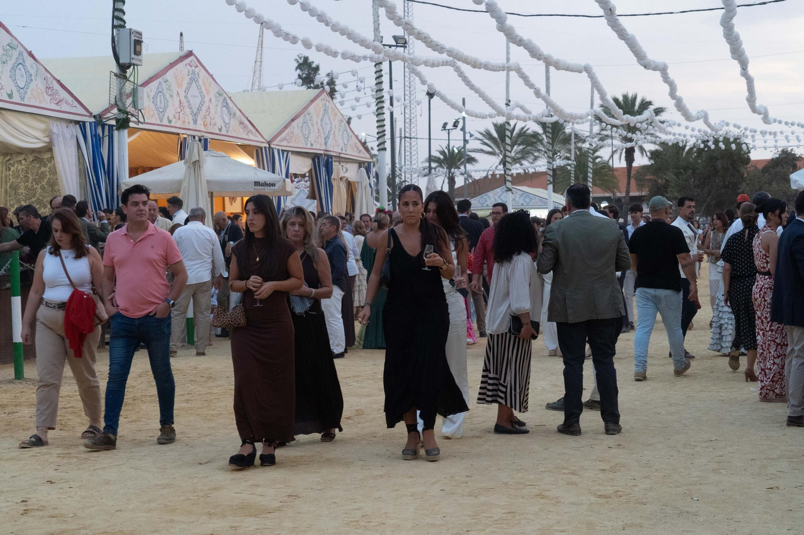 Imágenes del ambiente del ambiente de la tarde del domingo en la Feria de Otoño y del Caballo 2025 de Huelva