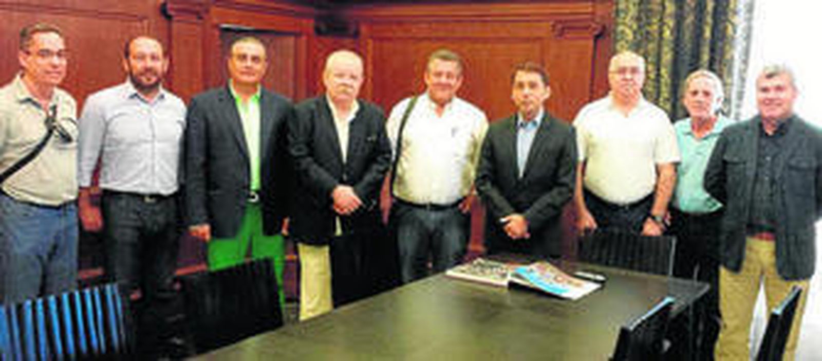 Los integrantes de ambas comisiones junto al alcalde de Santa Cruz, José Manuel Bermúdez, cuarto por la derecha.