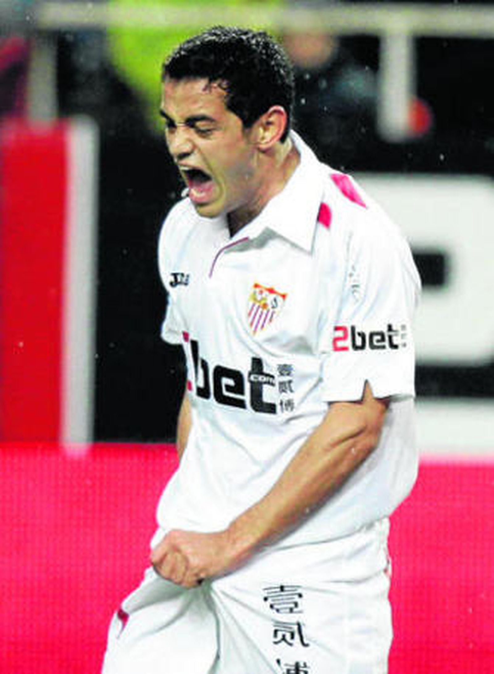 Acosta lanza un grito de rabia tras fallar la ocasión más clara de la noche.