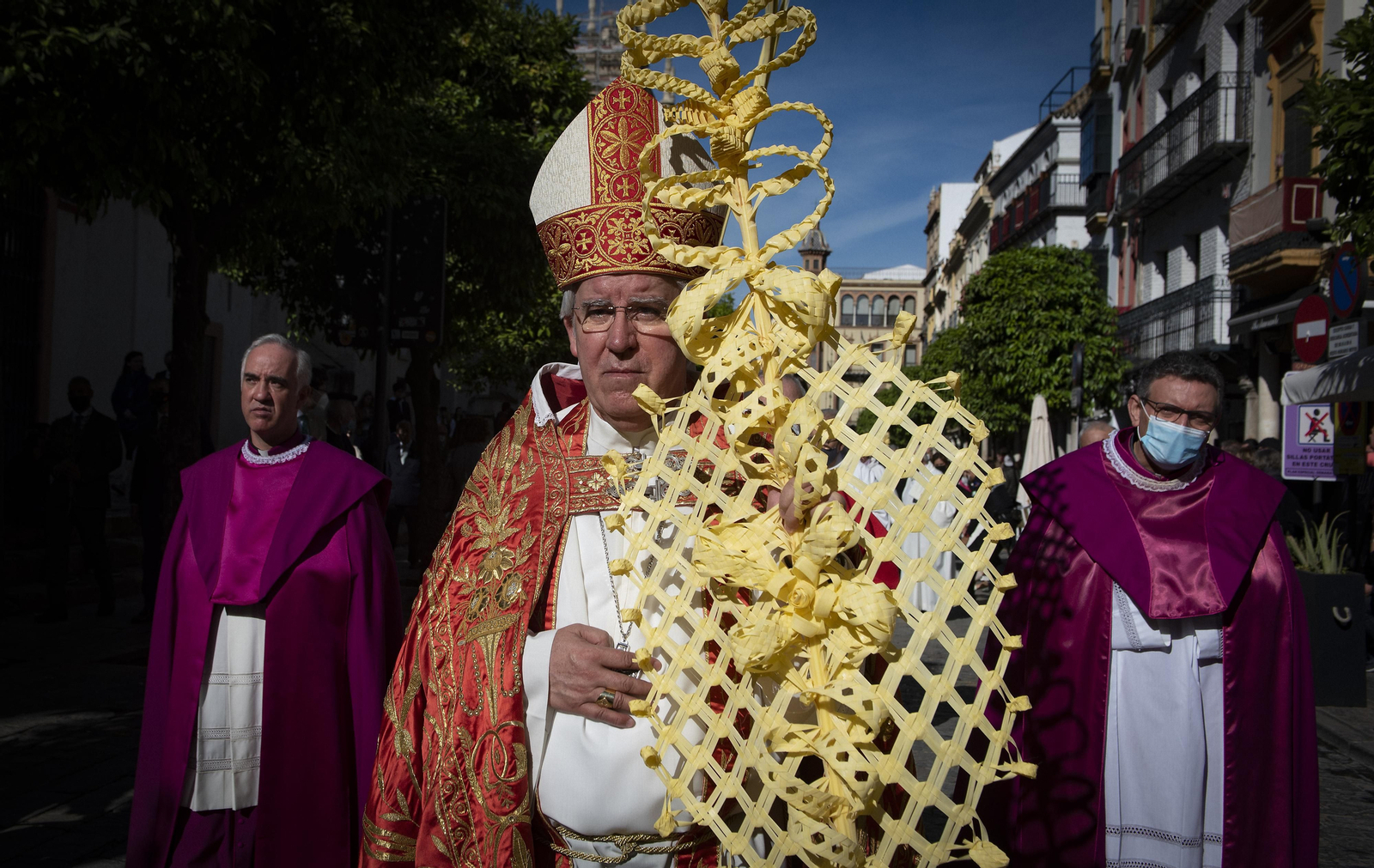 La procesión de palmas del Cabildo Catedral abre el Domingo de Ramos en Sevilla