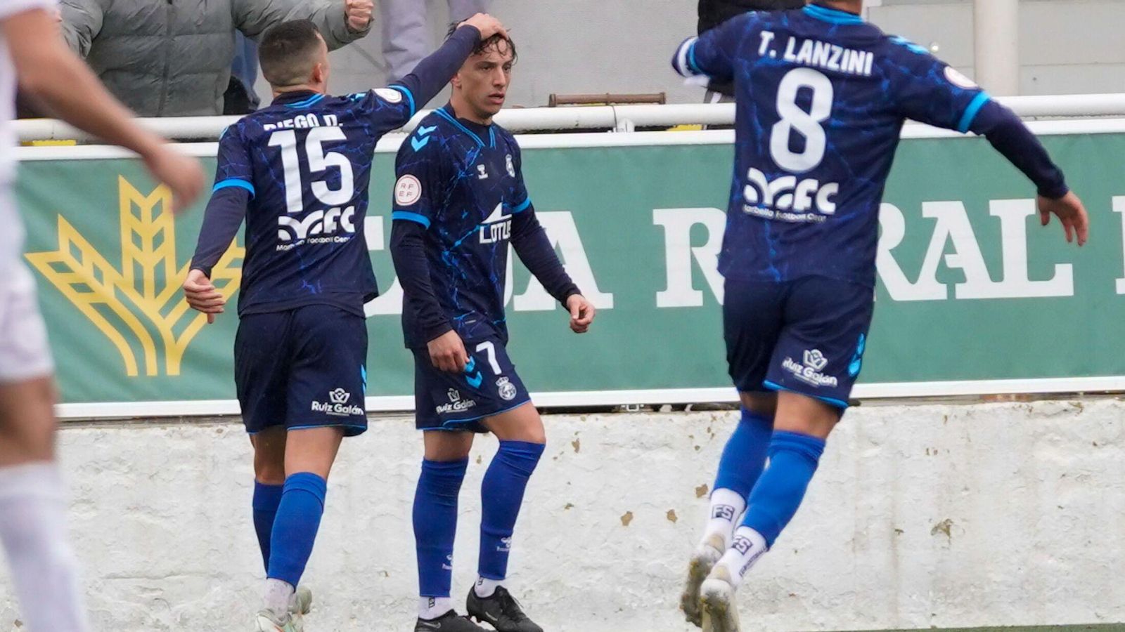 Pepe Rincón es felicitado tras hacer el 2-2