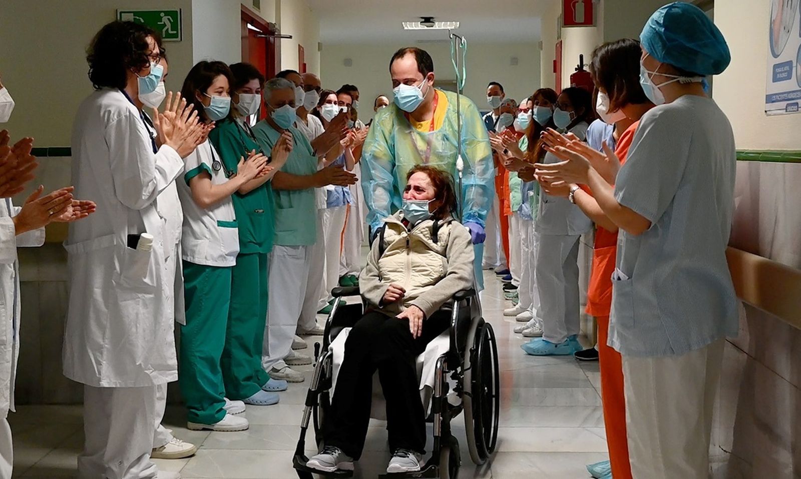 Sanitarios del Gregorio Marañón aplaudiendo a una paciente dada de alta tras diez meses ingresada por el Covid.