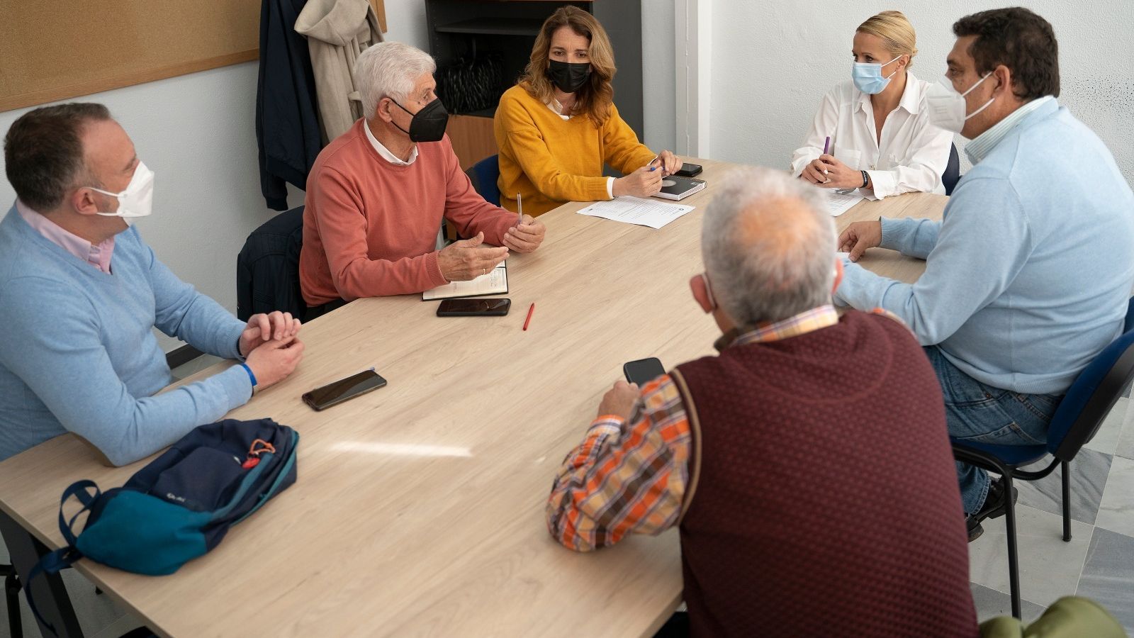 Reunión para planificar el curso de informática del Ayuntamiento con la federación vecinal Isla de León.