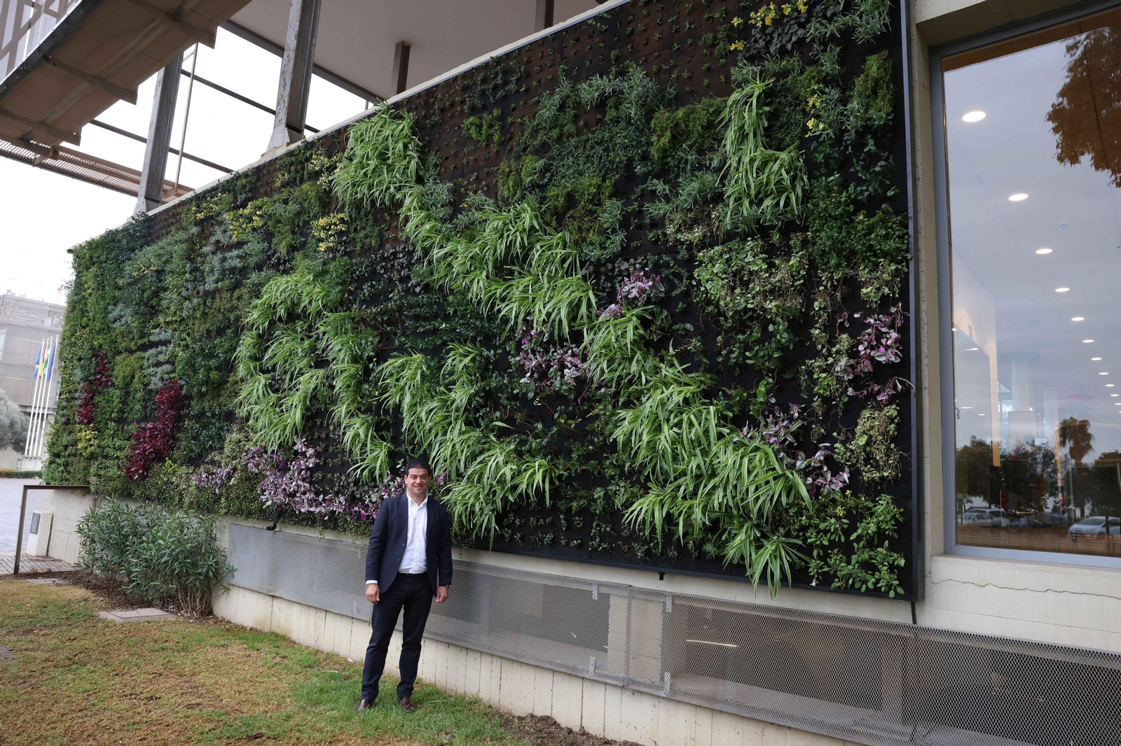 La Diputación de Málaga instala un jardín vertical en su fachada.