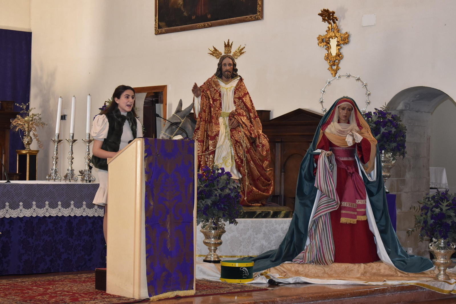 La joven cofrade María Burrueco Linares en un momento de la quinta edición del pregón infantil.