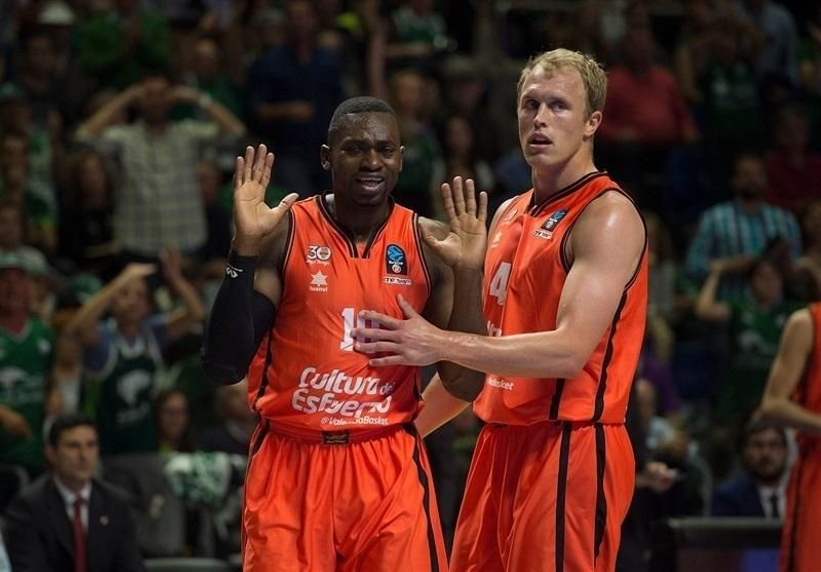 Romain Sato, con Luke Sikma.