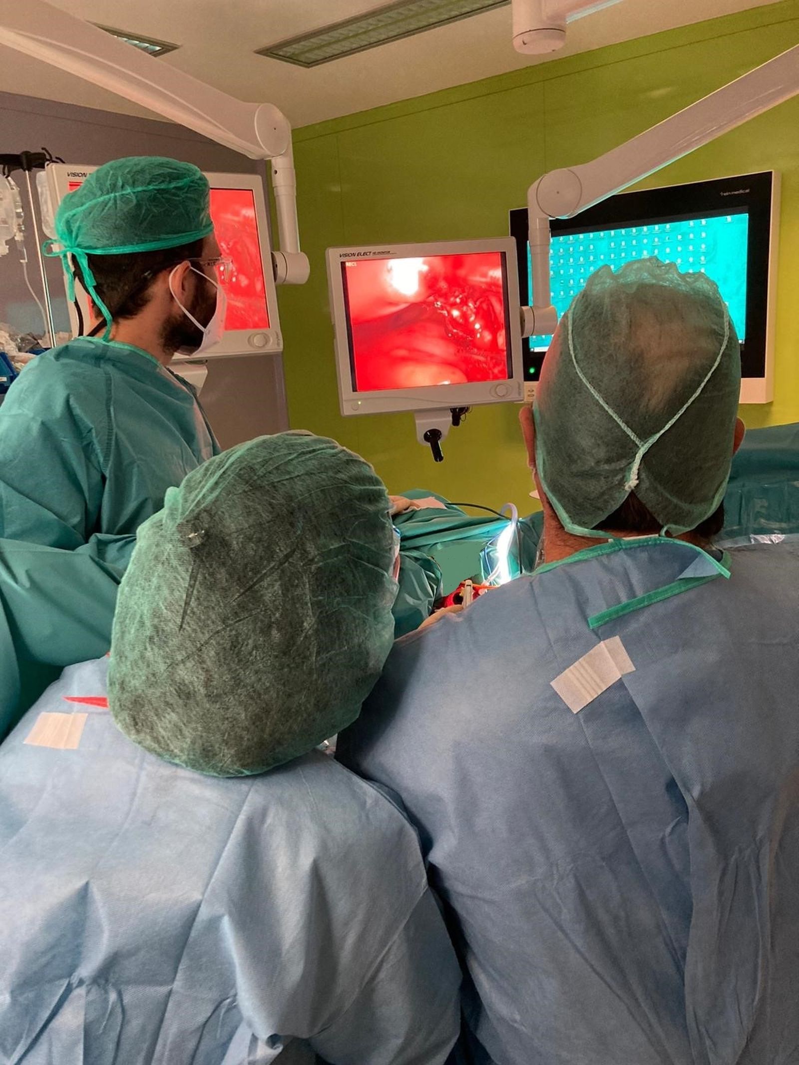 El doctor José Antonio Vargas Lazcano y su equipo durante la intervención en el nuevo Hospital Materno-Infantil Quirónsalud.