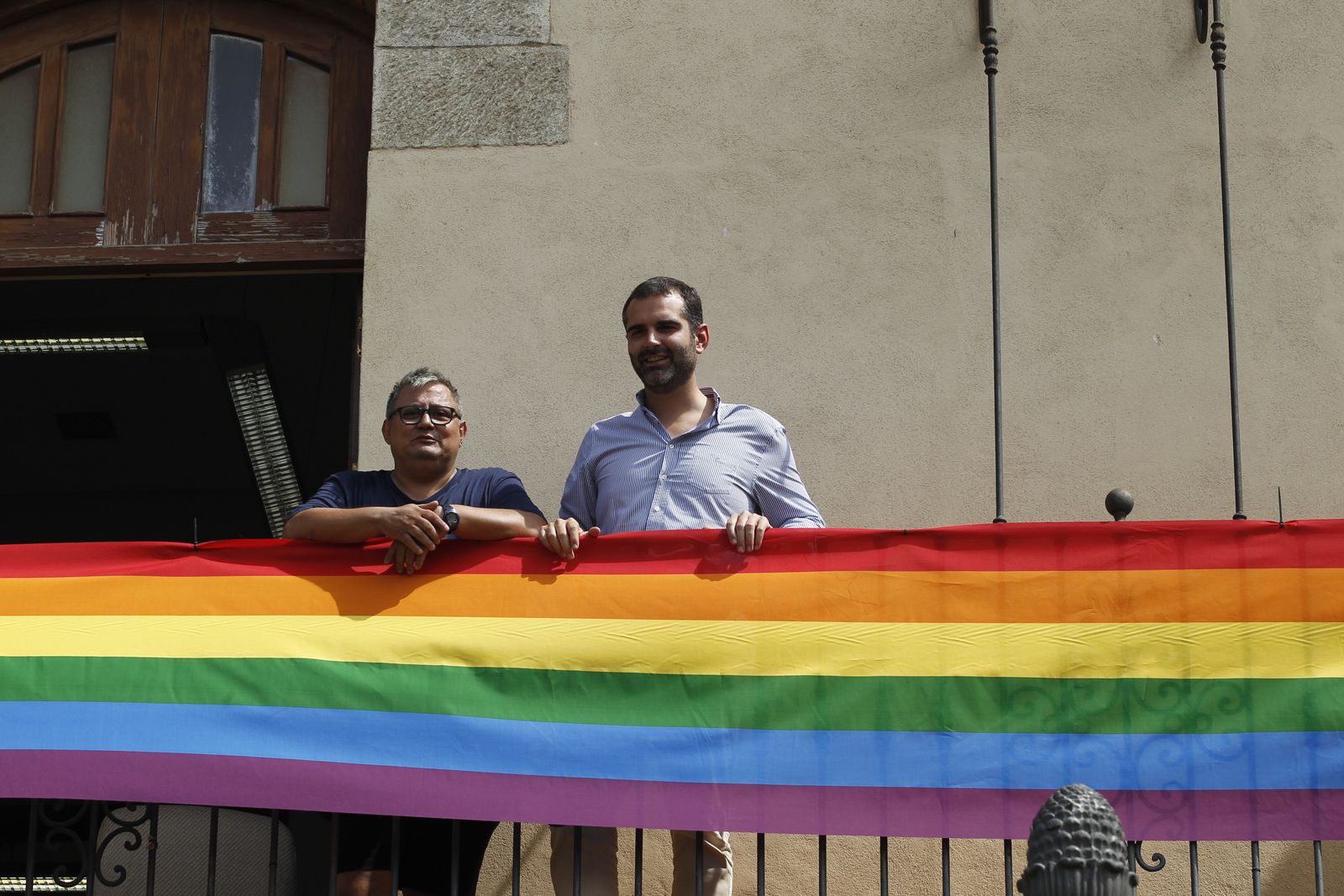 El alcalde coloca la bandera arcoiris en el balcón de Alcaldía.