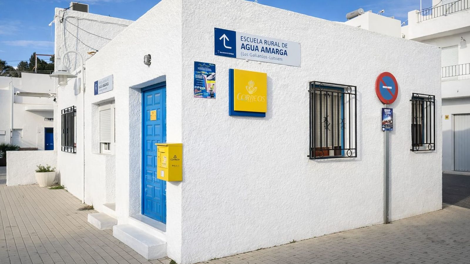 Oficina auxiliar de Agua Amarga, cerrada.