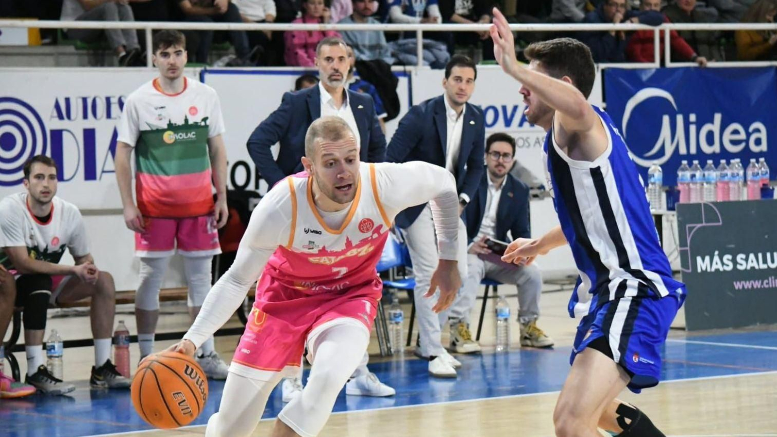 Bilalovic trata de entrar a canasta.