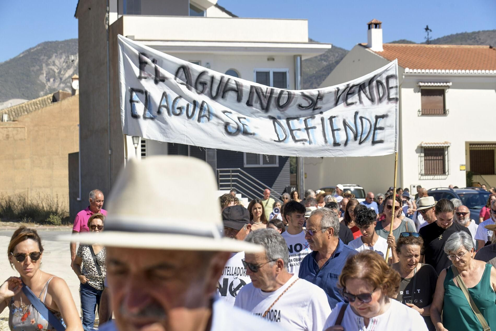 Así se han manifestado por las calles de Padul en contra de la embotelladora de Cijancos