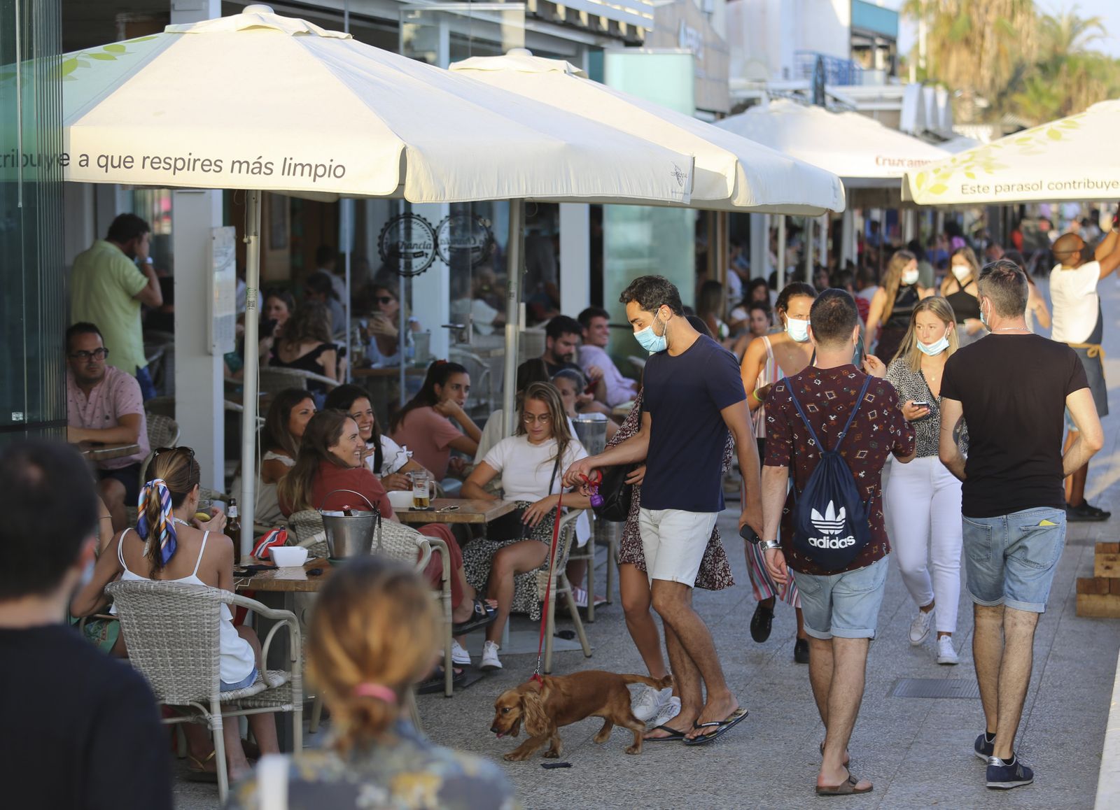 Así se está viviendo el verano del coronavirus en Pedregalejo. Fotos al atardecer
