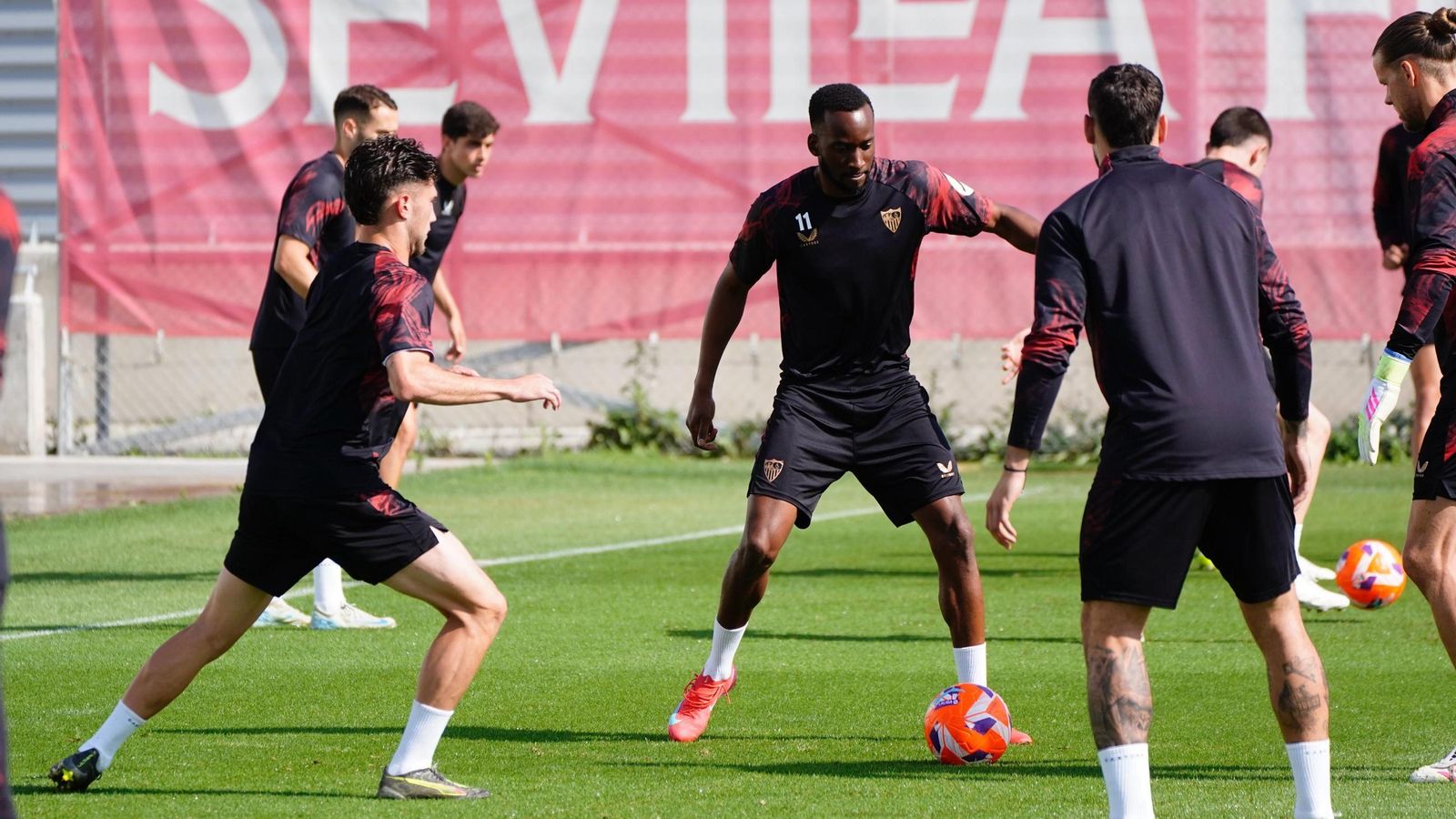 Isaac, de espaldas, en un rondo frente a Lukébakio, que podrá jugar el domingo.