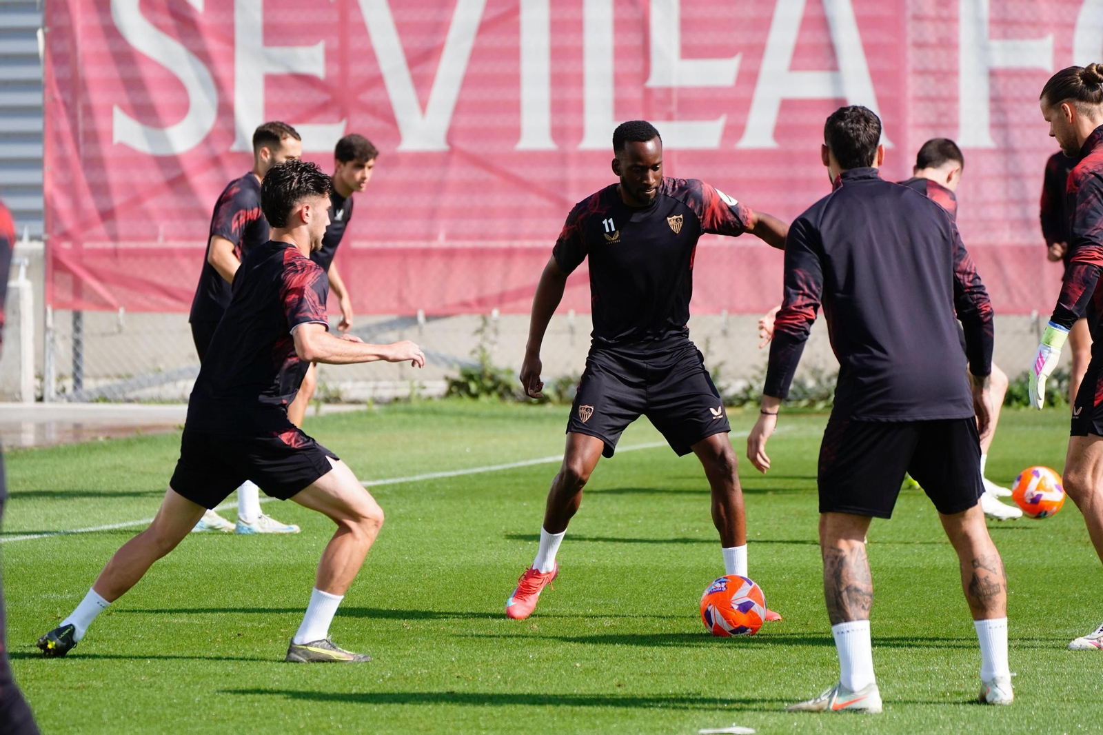 Isaac, de espaldas, en un rondo frente a Lukébakio, que podrá jugar el domingo.