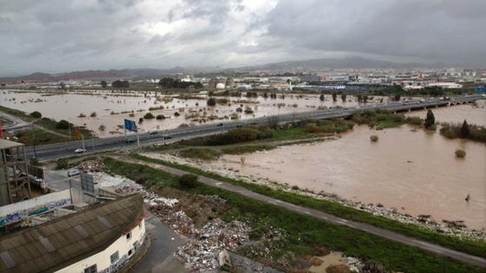 El río Guadalhorce, desbordado en Málaga.

Foto: Migue Fernández, Sergio Camacho, Agencias