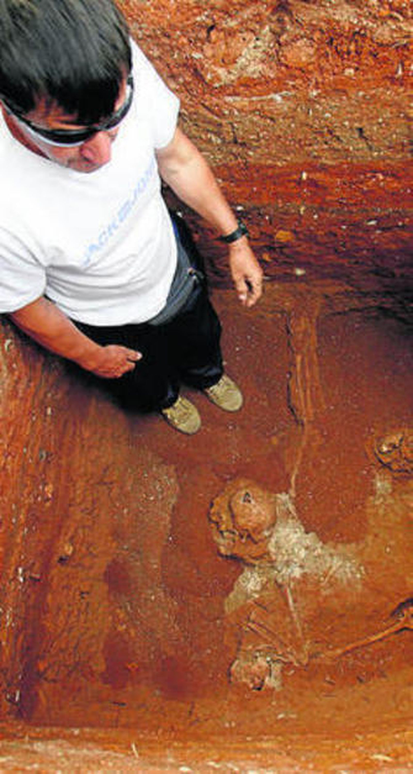 Un encargado trabaja en una fosa.