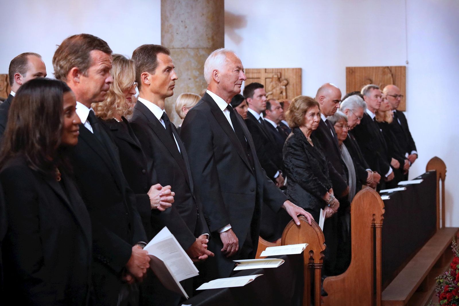 La reina Sofía, sentada junto a la familia de Marie de Liechtenstein, en su funeral este sábado.
