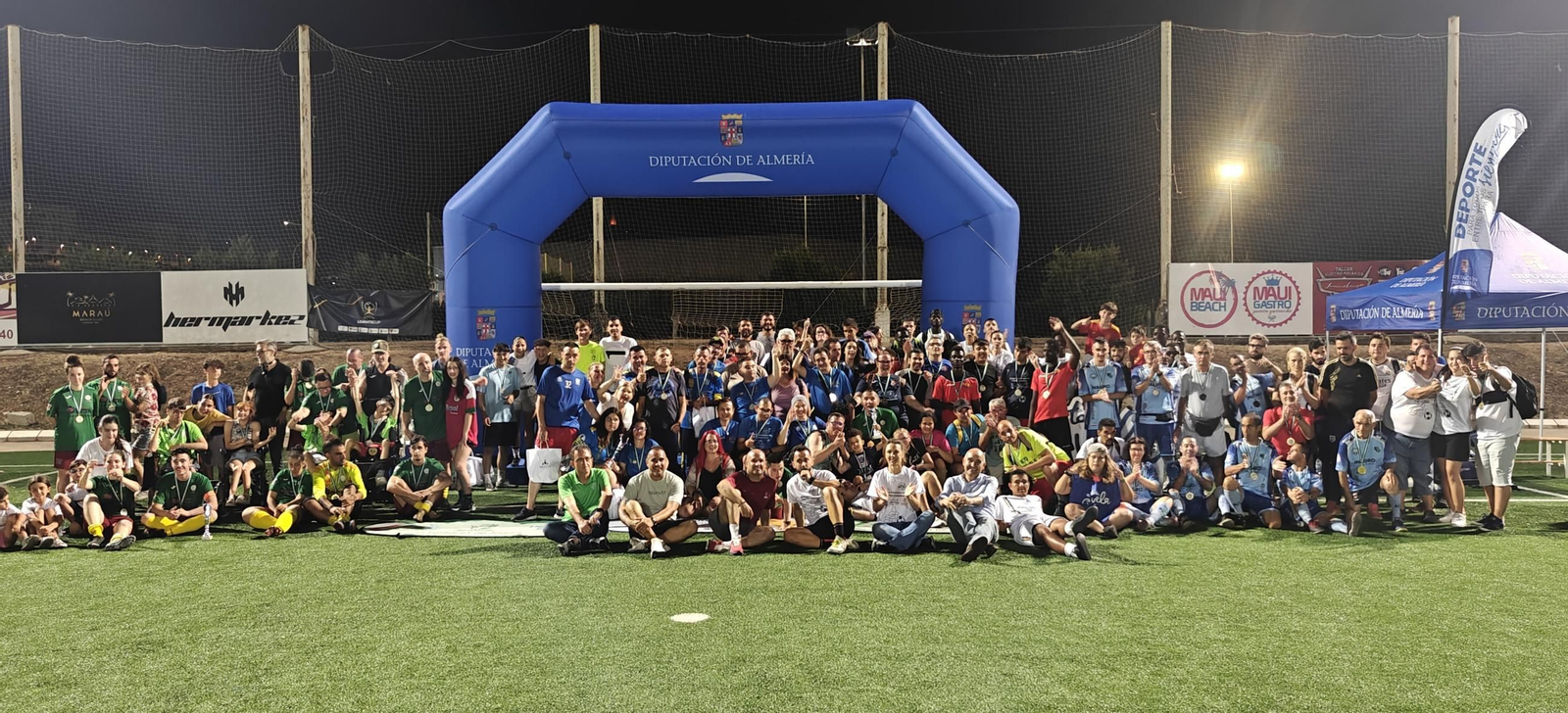 Foto de familia con todos los participantes