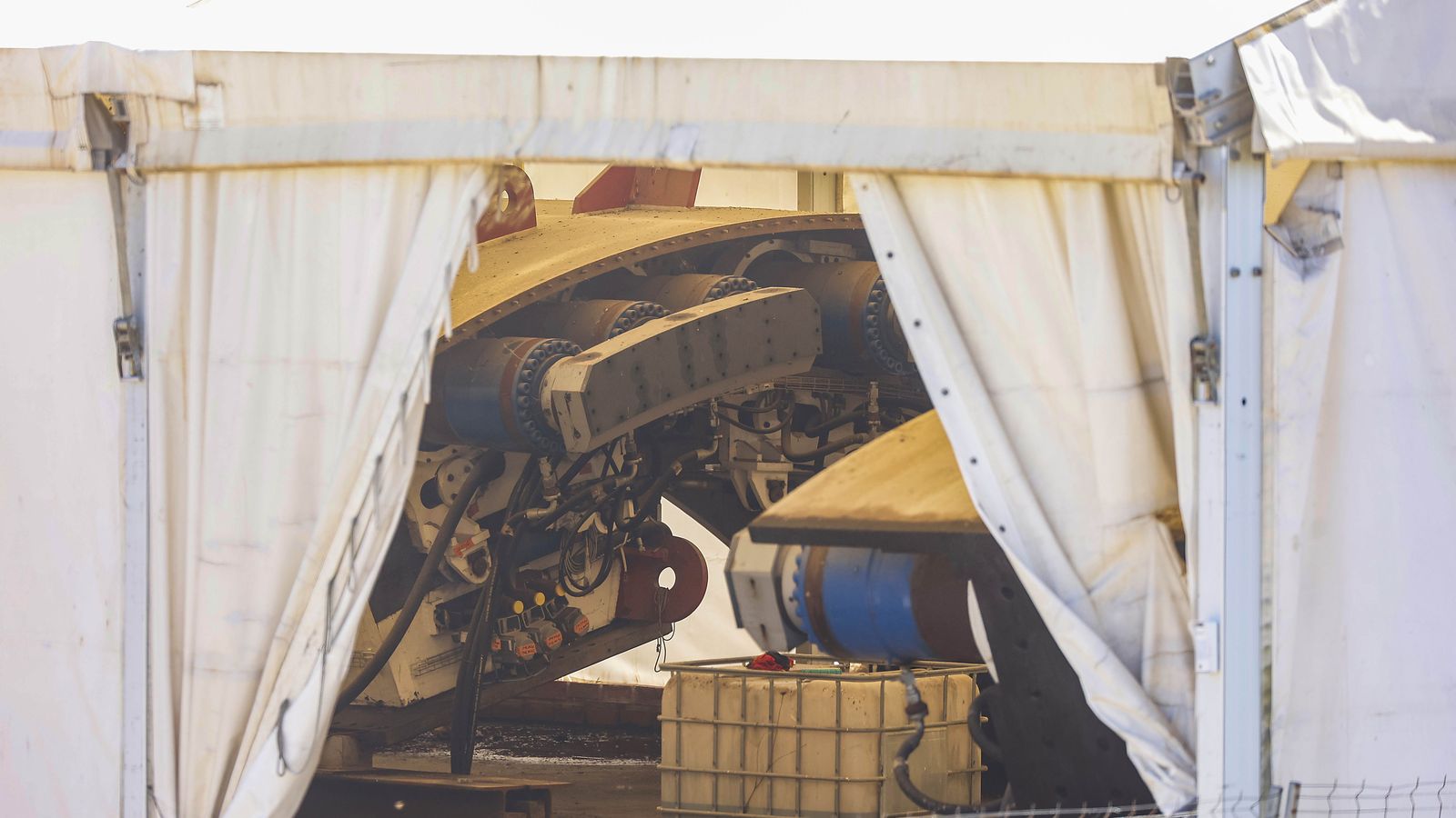 Más piezas de la tuneladora de la SE-40 almacenada en Coria. En este caso, piezas de la cabeza giratoria.