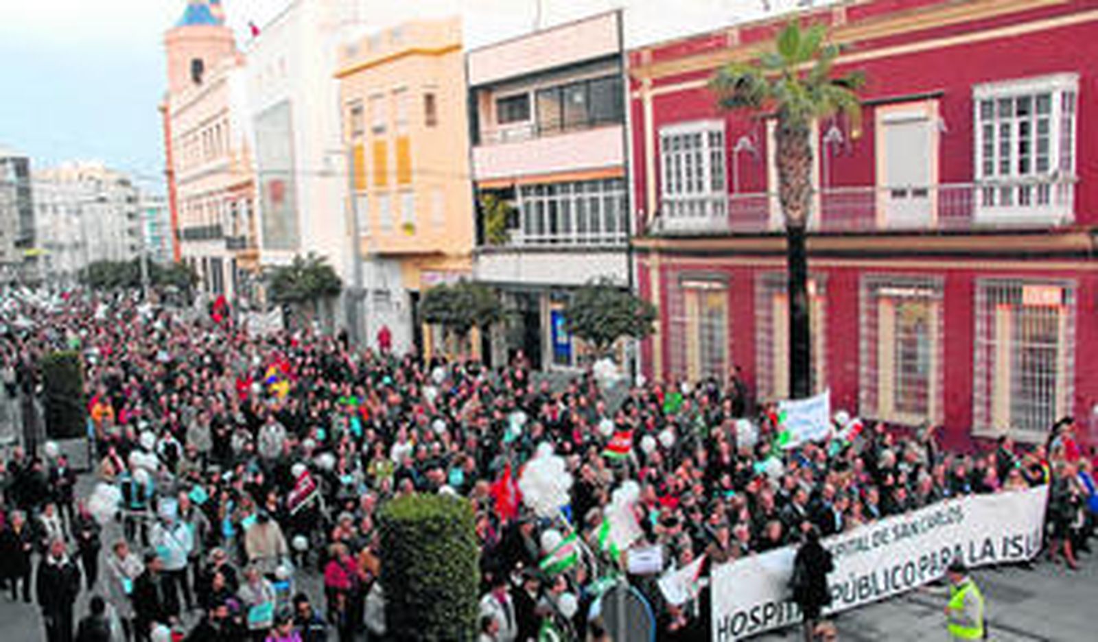 Miles de isleños, durante la protesta por el uso de San Carlos, ayer en la calle Real.