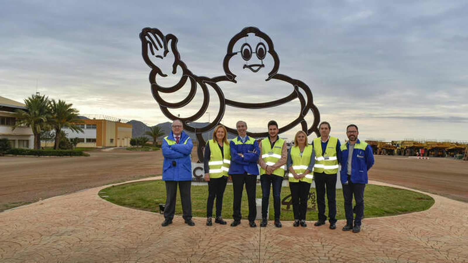 La alcaldesa de Níjar, Esperanza Pérez, y Javier Deleyto, en las instalaciones de la multinacional en Níjar.